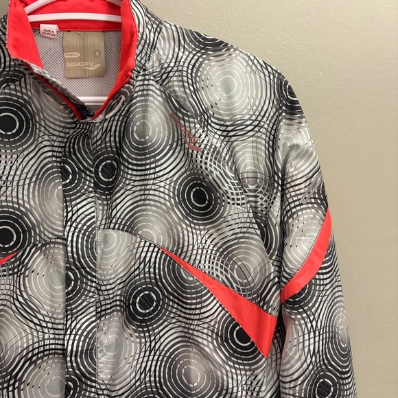 Saucony Black & White Swirl Running Jacket with Vibrant Coral Accents - Picture 4 of 16